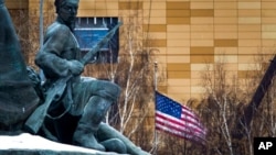 ARHIVA - Američka zastava ispred ambasade u Moskvi