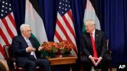 Presiden Donald Trump bertemu dengan Presiden Palestina Mahmoud Abbas di Hotel Istana, New York, di jeda Sidang Majelis Umum PBB, New York, 20 September 2017. (Foto: dok).