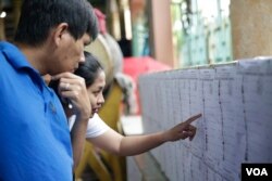 រូប​ឯកសារ៖ ប្រជាពលរដ្ឋ​កម្ពុជាកំពុង​ផ្ទៀងផ្ទាត់​ឈ្មោះ​បោះឆ្នោត​ម្តងទៀត​ នៅឯ​ការិយាល័យ​បោះឆ្នោត​មួយ​ ក្នុង​រាជធានី​ភ្នំពេញ នៅថ្ងៃទី៣​ ខែមិថុនា​ ឆ្នាំ២០១៧។ (ហ៊ាន សុជាតា/វីអូអេ)