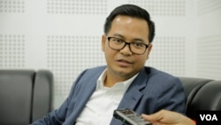 រូបឯកសារ៖ លោក ជិន ម៉ាលីន អ្នក​នាំ​ពាក្យ​ក្រសួង​យុត្តិធម៌​ ផ្តល់​សម្ភាសន៍​ដល់​​ VOA ក្រោយ​​ចូល​រួម​​កម្មវិធី​​ផ្សាយ​ផ្ទាល់​ «តុមូល​វីអូឌី» អំពី​​​ប្រធានបទ​«​វិធានការ​លុប​បំបាត់​អំពើ​ពុករលួយ​នៅ​ក្នុង​​ប្រព័ន្ធ​យុត្តិធម៌» នៅ​បន្ទប់​ផ្សាយ​វីអូឌី​​ភ្នំពេញ​ កាល​ពីឆ្នាំ២០១៩។