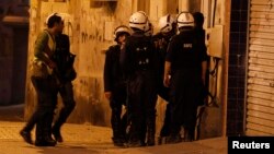 La police lors d'un raid à Sanabis à l'ouest de Manama au Bahreïn. 