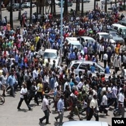 Para pegawai negeri di Zimbabwe melakukan unjuk rasa di Harare (foto: dok.). Warga Zimbabwe cenderung pemalu dan sulit untuk menggerakkan massa agar melakukan protes.