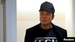 যুক্তরাষ্ট্রের প্রেসিডেন্ট ডনাল্ড ট্রাম্পের মন্ত্রিসভার প্রথম বৈঠকে বক্তব্য রাখছেন ইলন মাস্ক। হোয়াইট হাউস, ওয়াশিংটন। ফটোঃ ২৬ ফেব্রুয়ারি, ২০২৫।