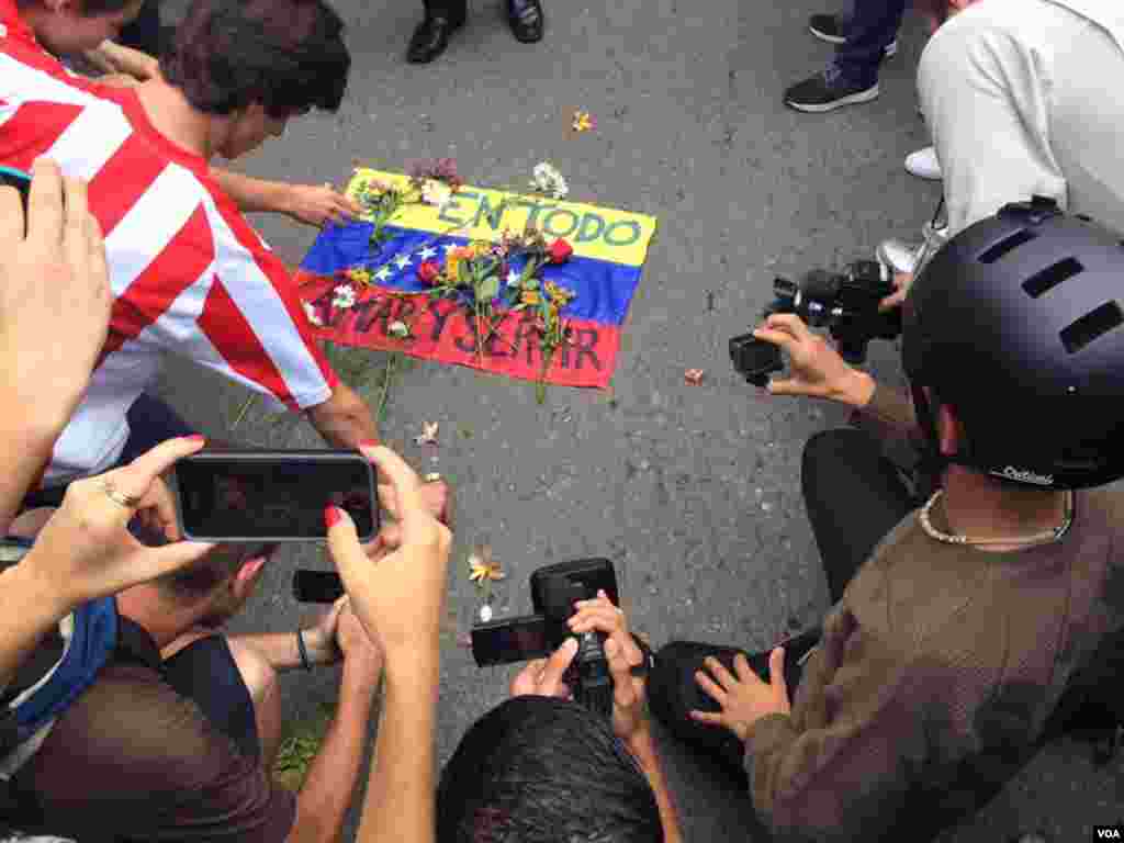 A las calles asistieron aproximadamente 2 mil personas para rezar por el periodista de 26 años. Foto: Álvaro Algarra.