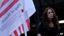 Pamela Geller mendengarkan pembicara dalam protes melawan pembangunan pusat komunitas Islamis dua blok dari lokasi World Trade Center di New York. (Foto: Dok)