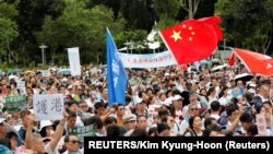 Mnogi su mahali zastavama Hong Konga i Kine izražavajući podršku gradskim snagama reda.