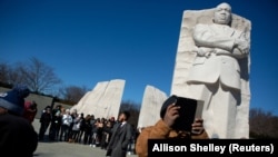 Brandon Stanard, 24, seorang mahasiswa di Lincoln University, membacakan pidato "Saya punya mimpi" Martin Luther King, Jr. kepada kerumunan yang berkumpul di dasar patung pemimpin hak-hak sipil di Martin Luther King. (Foto: Reuters/Allison Shelley)