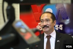 លោក លន់ ឫទ្ធិ កូនប្រុស​របស់​លោក លន់ នល់ មេដឹកនាំ​ក្នុង​របប​សាធារណរដ្ឋ​ចន្លោះ​ឆ្នាំ​១៩៧០​ដល់​១៩៧៥ ផ្តល់​បទ​សម្ភាសន៍​ដល់​ VOA នៅ​រាជធានីភ្នំពេញ កាលពីថ្ងៃទី២ ខែកុម្ភៈ ឆ្នាំ២០១៩។ (ស៊ុន ណារិន/VOA)