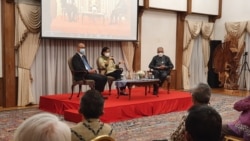 Menteri Keuangan Sri Mulyani (tengah) bertemu dengan sejumlah tokoh masyarakat dan diaspora Indonesia di Washington DC pada 12 Oktober 2021. (Foto: VOA/Virginia Gunawan)