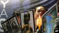 지난 2009년 서울에서 열린 북한인권 개선 촉구 집회에서 참가자가 기아에 시달리는 북한 어린이들의 사진을 들고 있다. (자료사진)