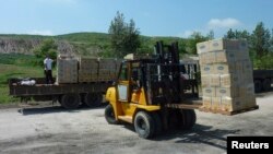 지난 2010년 8월 북한 개성에서 한국이 제공한 말라리라 방역 지원품을 하역하고 있다. (자료사진)