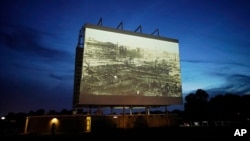 រូប​ឯកសារ៖ រូបភាពពី​ភាពយន្ត​ឯកសារ​មួយ​អំពី​​ការ​បំផ្លិចបំផ្លាញ​ពី​​ការ​សម្លាប់​រង្គាល​នៅ​ក្រុង Tulsa រដ្ឋ Oklahoma ត្រូវ​បាន​បង្ហាញ​​នៅ​រោងភាព​​យន្ត​​​ទី​វាល​​មួយ​កន្លែង​នៅ​ទី​ក្រុង Tulsa កាល​ពី​ថ្ងៃ​ទី​២៦ ខែ​ឧសភា ឆ្នាំ​២០២១។