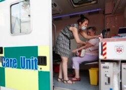 Tes antibodi di Budapest, Kamis, 8 Juli 2021. (AP)