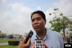 លោក ហែម ហឿន អគ្គ​លេខា​ធិការ​រង​គណៈ​កម្មការ​ដោះស្រាយ​កូដកម្ម​បាតុកម្ម​គ្រប់​មុខសញ្ញានៃ​ក្រសួង​ការងារ ប្រាប់​អ្នកសារ​ព័ត៌មានខណៈ​កម្មករ​កម្មការិនី​រាប់រយ​នាក់​មក​ពី​រោងចក្រ W&D Cambodia Co., LTD តវ៉ានៅខាងមុខ​គេហដ្ឋាន​របស់​លោក​នាយក​រដ្ឋ​មន្ត្រី ហ៊ុន សែន ថ្ងៃទី១៨ ខែមីនា ឆ្នាំ២០១៩។ (កាន់ វិច្ឆិកា/VOA)