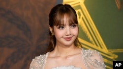 ลิซ่า แบล็กพิงก์ ที่งานฉายรอบปฐมทัศน์ของซีรีส์ The White Lotus ที่นครลอสแอนเจลิส เมื่อ 10 ก.พ. 2568