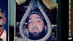 در راولپندی، پوستر هایی به دفاع از از ممتاز قادری بر دیوار ها نصب شده بود