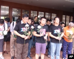 支联会和港大学生会代表向“国殇之柱”鞠躬致意