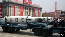 Un missile balistique à lancer par un sous-marin est arboré lors d'un défilé militaire à l’occasion de la célébration du 105e anniversaire de naissance de Kim Il Sung, défunt fondateur de la Corée du Nord et grand-père Kim Jong Un actuellement au pouvoir, à Pyongyang, en Corée du Nord, 15 avril 2017.