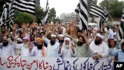 Ribuan Muslim di Pakistan melangsungkan pawai untuk memprotes kontes kartun di Belanda yang menggambarkan Nabi Muhammad. 