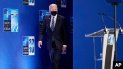 Predsjednik SAD Joe Biden dolazi na konferenciju za štampu tokom samita NATO, u sjedištu Alijanse u Briselu, 14. juni 2021.(Foto: AP Photo, Patrik Semanski)