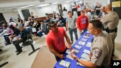 Polisi di San Diego, California, berbicara kepada pra imigran mengenai cara mendapatkan surat izin mengemudi. (Foto: Dok)