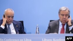 L’émissaire de l’Onu pour la Libye, Ghassan Salame (et le Secrétaire général des Nations Unies (ONU) Antonio Guterres à Berlin le 19 janvier 2020. (Photo par AXEL SCHMIDT / AFP)