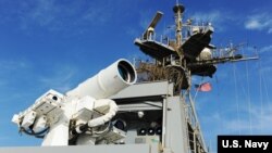 تجهیزات لیزری روی ناو «یو اس اس پونس» آمریکا در خلیج فارس