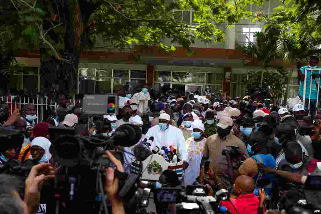 Rais Adama Barrow akizungumza kwenye uwanja wa McCarthy baada ya kupiga kura yake Banjul