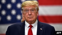 រូបឯកសារ៖ អតីត​ប្រធានាធិបតី​សហរដ្ឋ​អាមេរិក​លោក Donald Trump ធ្វើ​ទស្សនកិច្ច​ទៅ​កាន់​រោងចក្រ Honeywell International នៅ​ទីក្រុង Phoenix រដ្ឋ Arizona កាល​ពី​ថ្ងៃទី៥ ខែឧសភា ឆ្នាំ២០២០។ 