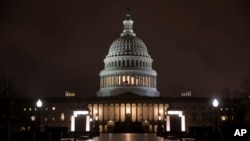 សេតវិមាន​ពេល​ព្រះ​អាទិត្យ​ជិត​រញ​បន្ទាប់​ពី​កិច្ច​ចរចា​ថវិកាចំណាយក្នុង​រដ្ឋធានី​វ៉ាស៊ីនតោន​កាលពី​ថ្ងៃទី​២១ មីនា ២០១៨។