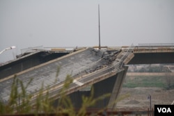 Mosul's Forth Bridge, destroyed by coalition airstrikes, is now completely controlled by Iraqi forces in Iraq, March 1, 2017. When forces move farther north, they hope a rebuilt bridge will unite operations in east and west Mosul. (H. Murdock/VOA)