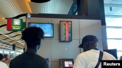 Para penumpang menunggu di Bandara Internasional Blaise Diagne di Dakar, Senegal, di tengah mogok kerja pemandu lalu lintas udara, Sabtu, 24 September 2022. (Foto: Ngouda Dione/Reuters)