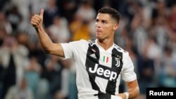 ‘발롱도르(Ballon d'Or)’ 후보인 포르투갈의 크리스티아누 호날두 선수가 지난달 경기를 마친 후 팬들을 향해 엄지를 들어보이고 있다. 