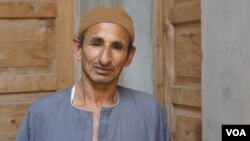 Farmer Abu Samra Zaki Mahmoud tries to drum up support for Egyptian presidential candidate Ahmed Shafiq, Mazoura, Egypt, June 7, 2012. (E. Arrott/VOA)