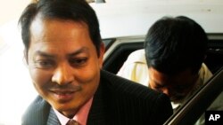 រូបឯកសារ៖ លោក ស៊ុត ឌីណា អតីត​ឯកអគ្គ​រាជទូត​កម្ពុជា​ប្រចាំ​ប្រទេស​កូរ៉េ​ខាង​ត្បូង បាន​មក​ដល់​សាលាដំបូង​រាជធានី​ភ្នំពេញ កាលពី​ថ្ងៃព្រហស្បតិ៍ ទី៧ ខែមេសា ឆ្នាំ២០១៦។