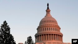 Kubah Gedung DPR Amerika Serikat, Capitol Hill, di Washington DC (Foto: dok). Kurang dari dua pekan menjelang pelantikan presiden, Washington kini sedang mempelajari sebuah laporan intelijen Amerika yang memuat tuduhan-tuduhan paling keras dan paling rinci bahwa Rusia melakukan peretasan komputer dan taktik-taktik lain untuk mengganggu pemilu November lalu yang dimenangkan oleh Donald Trump.