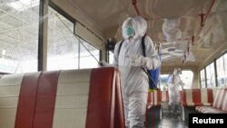 지난 22일 평양에서 신종 코로나바이러스 방역을 위해 버스 내부를 소독하고 있다.
