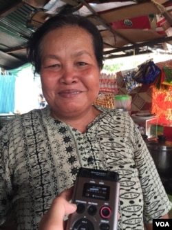 អ្នកស្រី​កែវ សុផល អាយុ៥៤ឆ្នាំ ជា​អ្នក​ភូមិ​ម្នាក់​រស់នៅ​ក្នុង​អគារ​ប៊ូលឌិញ បាន​និយាយ​ថា​អគារ​ប៊ូលឌិញ​នៅ​រឹងមាំ​នៅឡើយ ហើយ​លោកស្រី​មិន​ចង់​ចាកចេញ​ពី​អគារនេះ​នោះ​ទេ។ (ផនបុប្ផា/VOA)