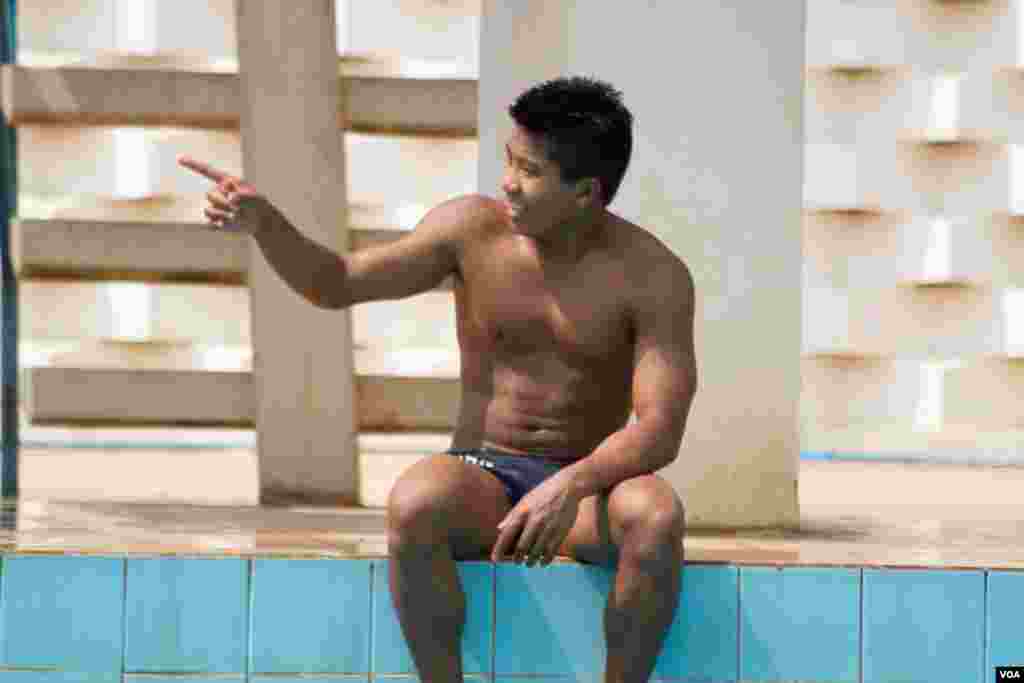 អតីត​កុមារ​កំព្រា​កម្ពុជា​ Jordan Pisey Windle​ ដែល​មាន​ឪពុក​ចិញ្ចឹម​ជា​ជនជាតិ​អាមេរិកាំង​ បច្ចុប្បន្ន​​ជា​កីឡាករ​លោត​​​​ទឹក​​ថ្នាក់​ជាតិ​ឆ្នើម​របស់​សហរដ្ឋ​អាមេរិក​ បាន​មក​កាន់​ប្រទេស​កម្ពុជា​ជា​លើក​ដំបូង ដើម្បី​ផ្តល់​កី្តសង្ឃឹម​ដល់​កុមារ​កំព្រា​ផ្សេង​ទៀត​នៅ​កម្ពុជា​​ ក្នុង​រាជធានី​ភ្នំពេញ​ កាល​ពី​ថ្ងៃ​ទី​១២ ខែ​ឧសភា​ ឆ្នាំ​២០១៦។ (ហ៊ាន សុជាតា/VOA)