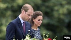Pangeran William dan Catherine meletakkan karangan bunga di museum peringatan perang di ibukota Ottawa, Kanada (30/6).