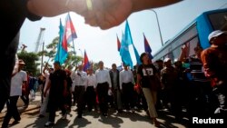 លោក សម រង្ស៊ី ប្រធាន​គណបក្ស​សង្គ្រោះ​ជាតិ ដើរ​ក្នុង​​ក្បួន​​ដង្ហែរ​​ទិវា​សិទ្ធិ​មនស្ស​អន្តរជាតិ​នៅ​រាជធានី​ភ្នំពេញ​​កាល​ពី​ថ្ងៃ​ទី​១០​ខែ​ធ្នូ​ឆ្នាំ​២០១៣។ គណបក្ស​​សង្គ្រោះ​ជាតិ​បាន​រៀបចំ​ការ​ជួប​ប្រជុំ​គ្នា​ធំៗ​នៅ​ទី​ក្រុង​ភ្នំពេញ​និង​សៀមរាប ដើម្បី​ប្រារព្ធ​ទិវា​ឆ្នាំ​នេះ។