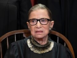Ruth Bader Ginsburg duduk bersama sesama hakim Mahkamah Agung untuk berfoto bersama di Gedung Mahkamah Agung di Washington, 30 November 2018. (Foto: AP)