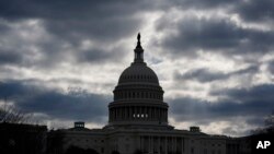 Ako Kongres ne usvoji paket troškova, finansiranje svega, od provođenja zakona do nacionalnih parkova, bit će poremećeno i milioni federalnih radnika će ostati neplaćeni.