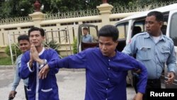 លោក ប៊ន សំណាង (ឆ្វេង​ទី​ពីរ) និង​​​លោក​ សុខ សំអឿន (ស្តាំ​ទី​ពីរ) ​ត្រូវបាន​អម​​ដោយ​ប៉ូលិស​​នៅ​មុខ​តុលាការ​​កំពូល​​ក្រុង​នៅ​​ថ្ងៃ​​ពុធ​ទី​២៥ ខែកញ្ញា ឆ្នាំ​២០១៣។