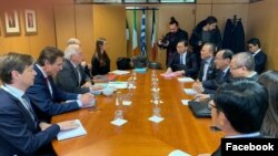 លោក ប្រាក់ សុខុន រដ្ឋមន្ត្រី​ការបរទេស​កម្ពុជា ជួប​ពិភាក្សាជាមួយ​លោក Josep Borrell Fontelles តំណាង​ជាន់ខ្ពស់​ទទួល​បន្ទុក​កិច្ចកា​របរទេស ​និង​គោលនយោបាយ​សន្តិសុខ​របស់​​គណៈកម្មការ​អឺរ៉ុប​ នៅថ្ងៃអាទិត្យ​ក្នុង​ទីក្រុង​ម៉ាឌ្រីដ អេស្ប៉ាញ។ (រូបភាព​ហ្វេសប៊ុក​របស់​ក្រសួង​ការបរទេស​កម្ពុជា)