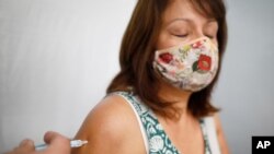 18일 아르헨티나 부에노스아이레스에서 의료진을 대상으로 신종 코로나바이러스 백신 접종을 실시했다.