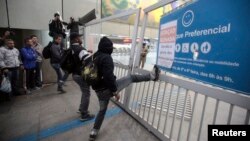 Para pekerja kereta api bawah tanah di Sao Paulo melakukan aksi mogok, Jumat (6/6).