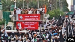 Ribuan umat islam dari berbagai organisasi berunjuk rasa di depan gedung MPR/DPR RI Senayan, Jakarta menuntut agar DPR membatalkan perpu ormas dan menolak kebangkitan PKI. (Foto dok./ilustrasi: VOA/Fathiyah)