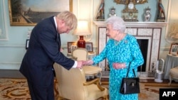 ბრიტანეთის პრემიერი ბორის ჯონსონი და დედოფალი ელისაბედი