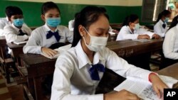 សិស្សានុសិស្សអង្គុយក្នុងថ្នាក់រៀនដោយពាក់ម៉ាស់ដើម្បីការពារការរាតត្បាតនៃជំងឺកូវីដ១៩ នៅវិទ្យាល័យសុន្ធរម៉ុក នៅរាជធានីភ្នំពេញ កាលពីថ្ងៃទី២ ខែវិច្ឆិកា ឆ្នាំ២០២០។